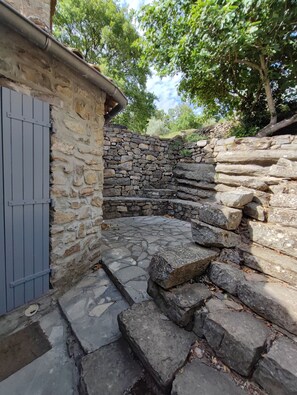 Property grounds - Mas Estrela-Lo Roc: its authentic charm, a space in the heart of the mas. (Bessèges)