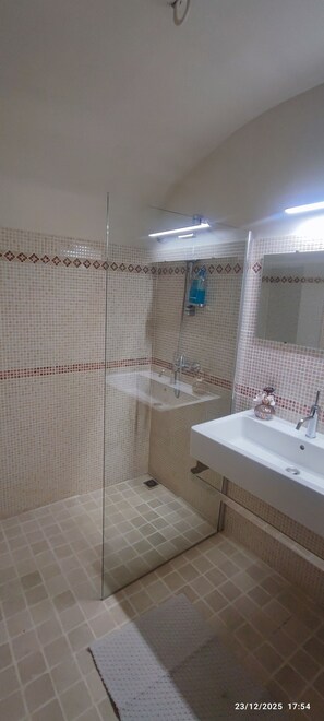 مجففات شعر، مناشف، صابون، ورق حمّام