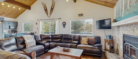 Televisión, chimenea y reproductor de DVD