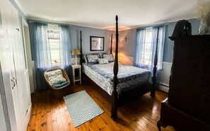 4 bedrooms, WiFi, bed sheets - Walk to Downtown! 1 Mile to beach! (Kennebunk)