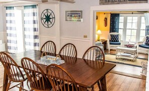Dining - Walk to Downtown! 1 Mile to beach! (Kennebunk)