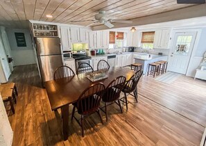 Fridge, microwave, oven, stovetop - Walk to Downtown! 1 Mile to beach! (Kennebunk)