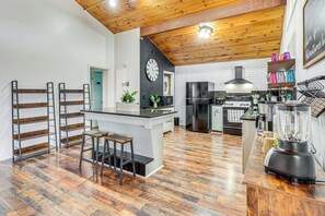 Fridge, microwave, stovetop, dishwasher - Mtn & Lake Norris Views: Family Home w/ Game Room! (LaFollette)