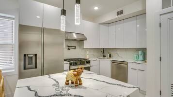 Réfrigérateur, micro-ondes, plaque de cuisson, lave-vaisselle