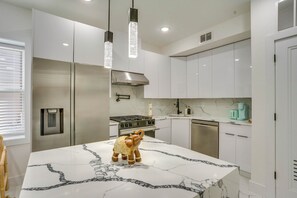 Geladeira, micro-ondas, cooktop, lava-louças