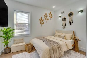 2 slaapkamers, een strijkplank/strijkijzer, internet, beddengoed