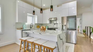 Een koelkast, een magnetron, een kookplaat, een vaatwasser