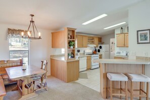 Fridge, microwave, stovetop, dishwasher - Family Show Low Getaway - 7 Mi to Town! (Show Low)