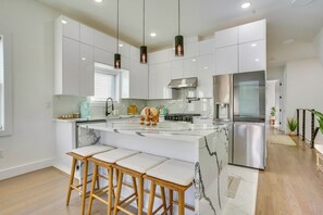 Geladeira, micro-ondas, cooktop, lava-louças