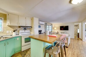 Fridge, microwave, stovetop, coffee/tea maker - Ozarks Family Retreat w/ Beaver Lake Access! (Garfield)