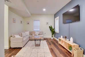 TV - Old Town Rodney Suite apt 1 5 minutes away from Lititz Springs Park (Lititz)