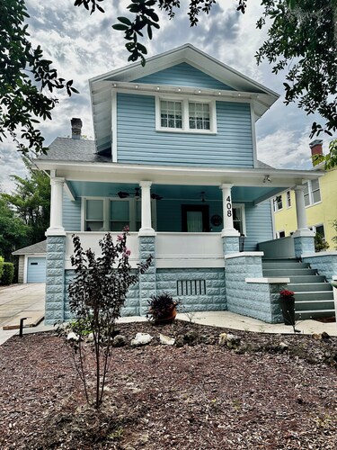 ONE BLOCK from downtown Mount Dora!  Upper Level Duplex 2 bed/1 bath -sleeps 5