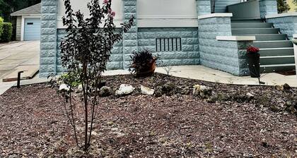 ONE BLOCK from downtown Mount Dora! Upper Level Duplex 2 bed/1 bath -sleeps 5