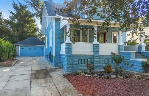 Location! Tremain-Slack House Upper Level Duplex 2 bed/1 bath (sleeps 5) ONE BLOCK from the heart of historic downtown Mount Dora