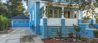 Location! Tremain-Slack House Upper Level Duplex 2 bed/1 bath (sleeps 5) ONE BLOCK from the heart of historic downtown Mount Dora