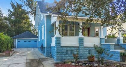 Location! Tremain-Slack House Upper Level Duplex 2 bed/1 bath (sleeps 5) ONE BLOCK from the heart of historic downtown Mount Dora