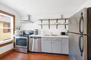 Kühlschrank, Mikrowelle, Ofen, Herdplatte