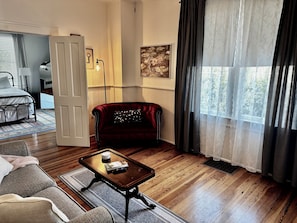 2 makuuhuonetta, työpöytä, ilmainen Wi-Fi, vuodevaatteet