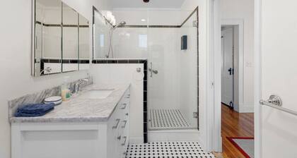 ONE BLOCK from downtown Mount Dora! Historic Slack House Lower Level Duplex