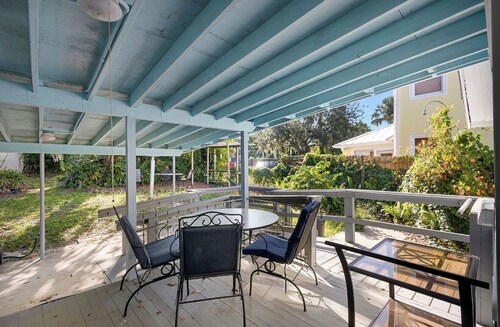 Location! Historic  Tremain-Slack House Lower Level Duplex 2 bed/2 bath (sleeps 8) ONE BLOCK from historic downtown Mount Dora!
