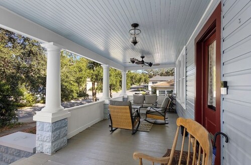 Location! Historic  Tremain-Slack House Lower Level Duplex 2 bed/2 bath (sleeps 8) ONE BLOCK from historic downtown Mount Dora!