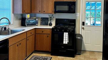 Een koelkast, een magnetron, een oven, een kookplaat