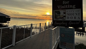 Rantapromenadi, josta avautuu näkymä auringonlaskuun, kyltti, jossa lukee: ”Kiitos vierailustanne”, ja kyltti, jossa lukee: ”Polkupyörät ja rullalaudat eivät sallittuja”.