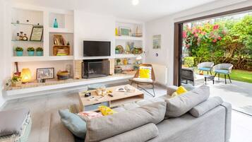 Family Apartment, Garden View | Living area