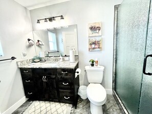 Shower, hair dryer, towels, soap - Hazen Home. Family Retreat. Fully equipped home. 2 min to shopping and parks. (Ammon)