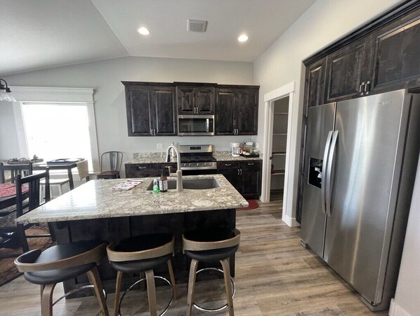 Kühlschrank, Mikrowelle, Ofen, Herdplatte