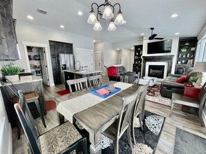 Dining - Hazen Home. Family Retreat. Fully equipped home. 2 min to shopping and parks. (Ammon)