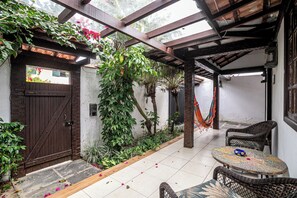Terrace/patio - Cozy house with pool in the center of Buzios. (Buzios)