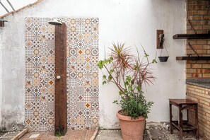 Property grounds - Cozy house with pool in the center of Buzios. (Buzios)