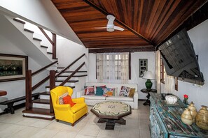 Living area - Cozy house with pool in the center of Buzios. (Buzios)