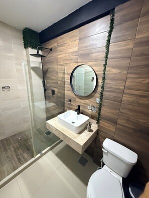 Douche, serviettes fournies, papier toilette