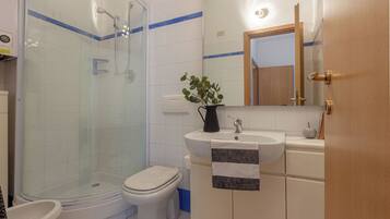 Dusche, Haartrockner, Bidet, Handtücher