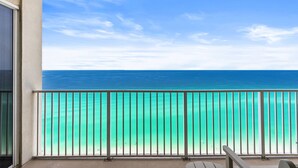 Un balcone con vista sull'oceano.