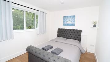 4 bedrooms, iron/ironing board, Internet, bed sheets