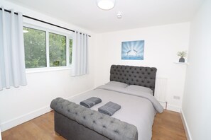 4 bedrooms, iron/ironing board, Internet, bed sheets - 5 Bed Spacious Family Home in Chingford
30 mins away from Central London. (London)