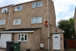 Exterior - 5 Bed Spacious Family Home in Chingford
30 mins away from Central London. (London)