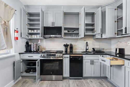 Modern 5BR Duplex w/ Easy NYC Access & Parking