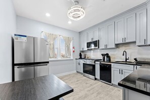 Fridge, microwave, oven, stovetop - Modern 5BR Duplex w/ Easy NYC Access & Parking (Bayonne)