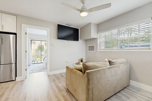 TV - Charming Home - Enclosed Yard, Fully Equipped Kitchen & Great Location (Fort Lauderdale)