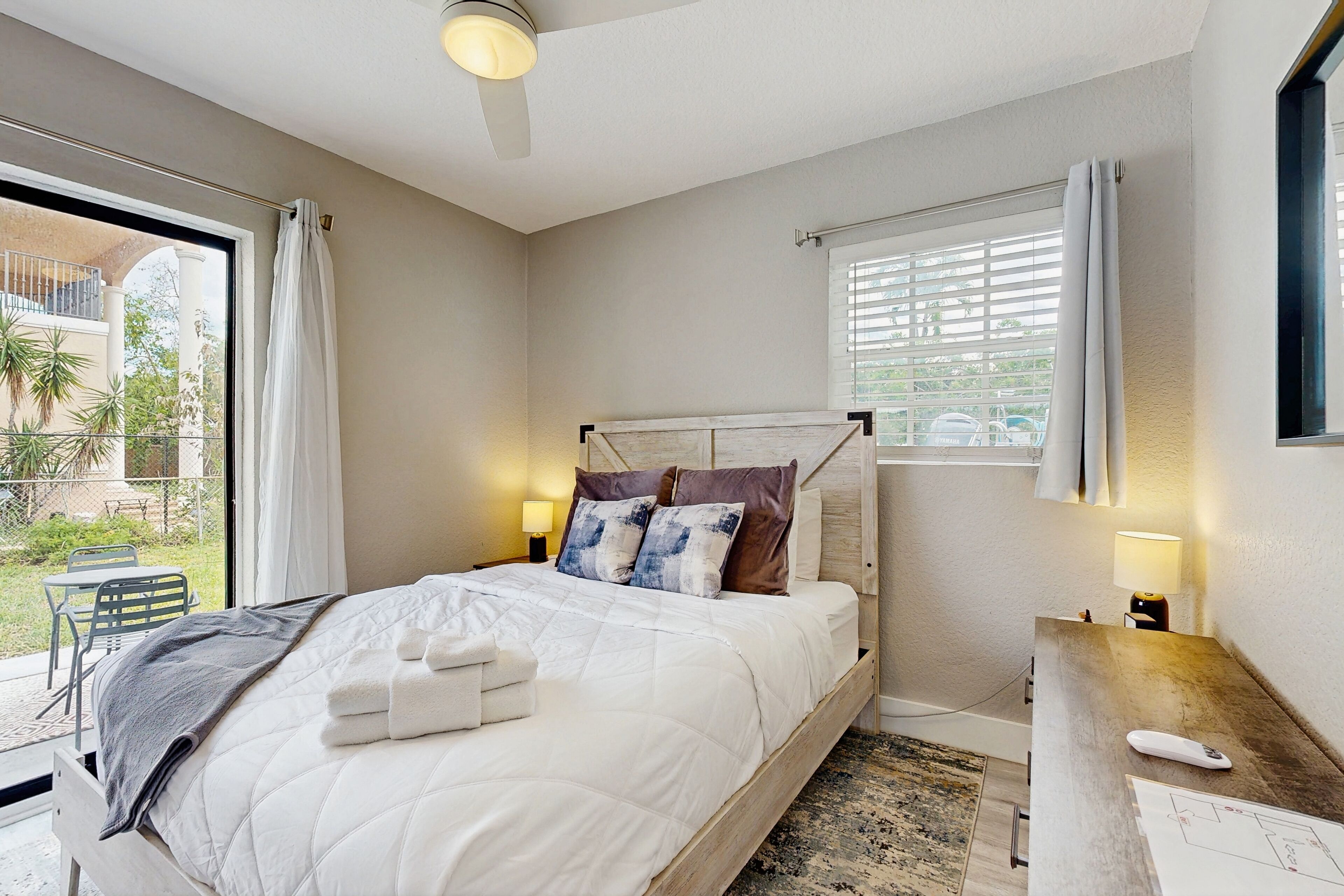 Een strijkplank/strijkijzer, internet, beddengoed