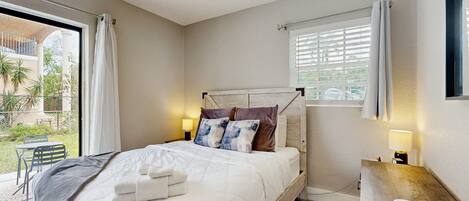 Een strijkplank/strijkijzer, internet, beddengoed