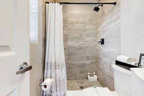 Towels - Charming Home - Enclosed Yard, Fully Equipped Kitchen & Great Location (Fort Lauderdale)