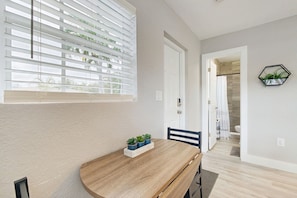 Dining - Charming Home - Enclosed Yard, Fully Equipped Kitchen & Great Location (Fort Lauderdale)