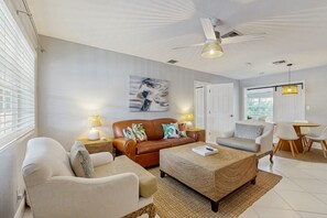 TV - Bright Florida Home - Enclosed Yard, Fully Equipped Kitchen & Great Location (Fort Lauderdale)