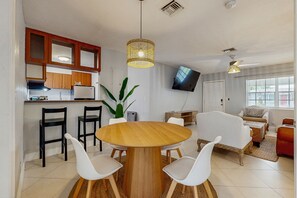 Interior - Bright Florida Home - Enclosed Yard, Fully Equipped Kitchen & Great Location (Fort Lauderdale)