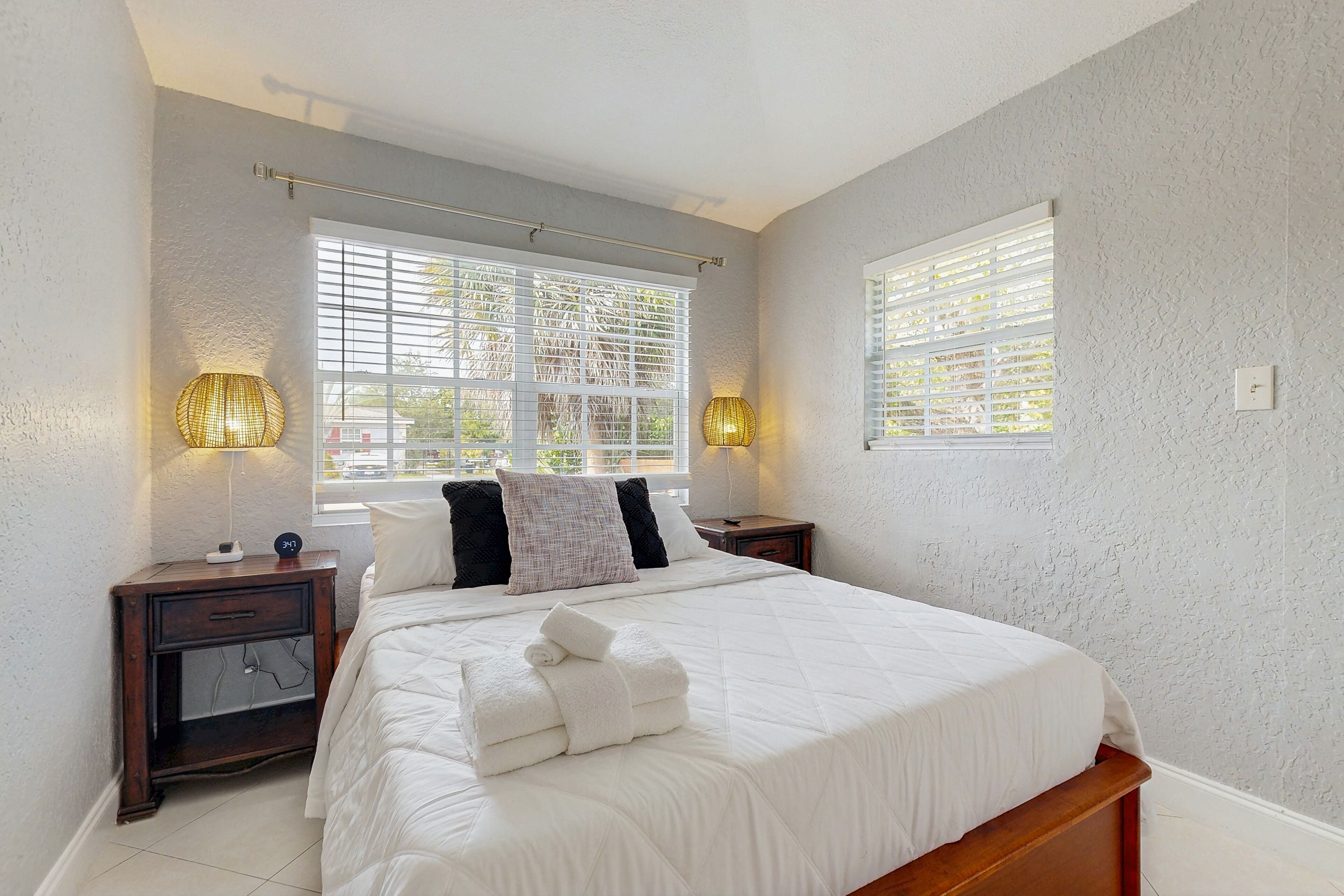 Een strijkplank/strijkijzer, internet, beddengoed